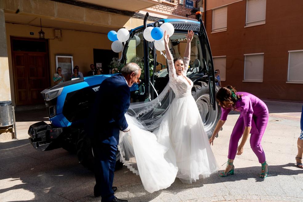 La novia llegó en tractor a la iglesia