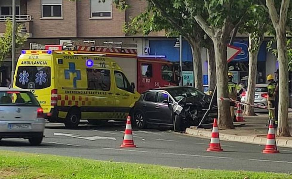 Tres heridos en un accidente en la rotonda de Chile con Duques de Nájera