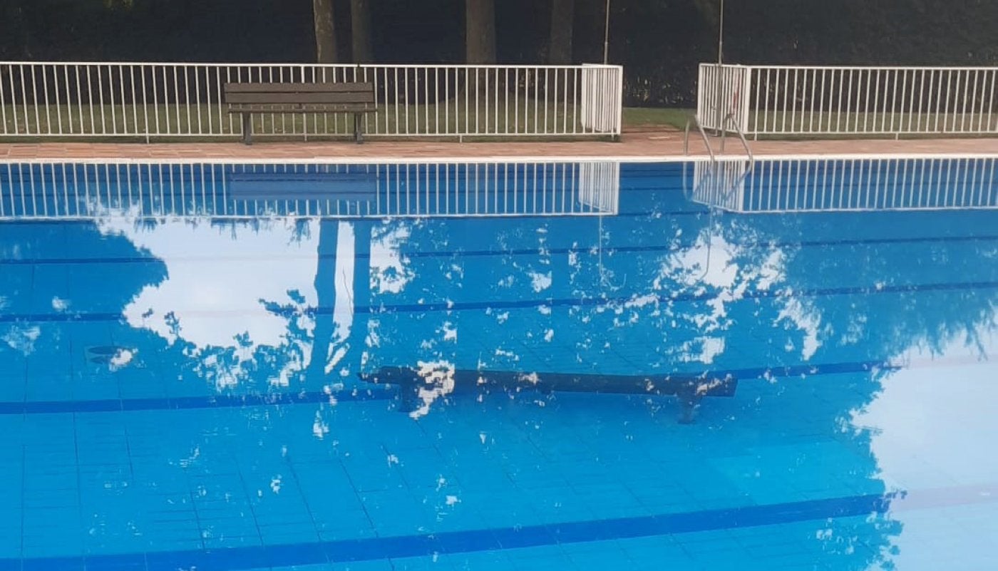 Tiran un banco al vaso grande de las piscinas de Santo Domingo de la Calzada