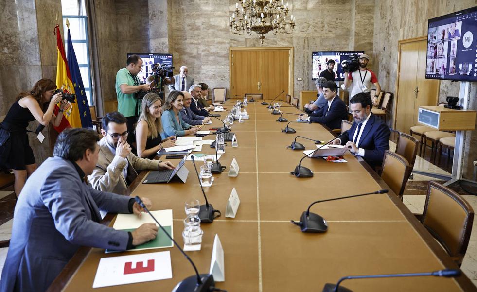 El Gobierno aplicará el impuesto a la banca sobre intereses y comisiones sin actuar en sus beneficios