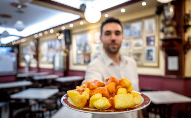 ¿Con o sin tomate? El dilema real de las patatas bravas