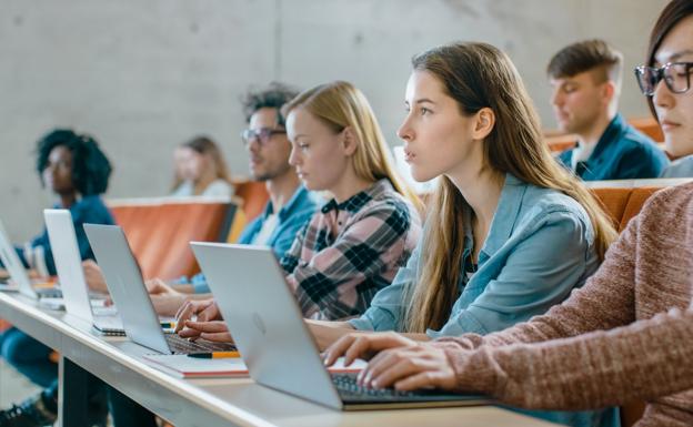 Las mujeres que cursan carreras STEM tienen mejor rendimiento que los hombres