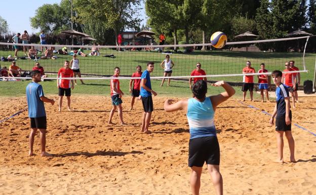 El XVII Torneo de Vóley Playa de Alfaro alimenta el ambiente prefestivo