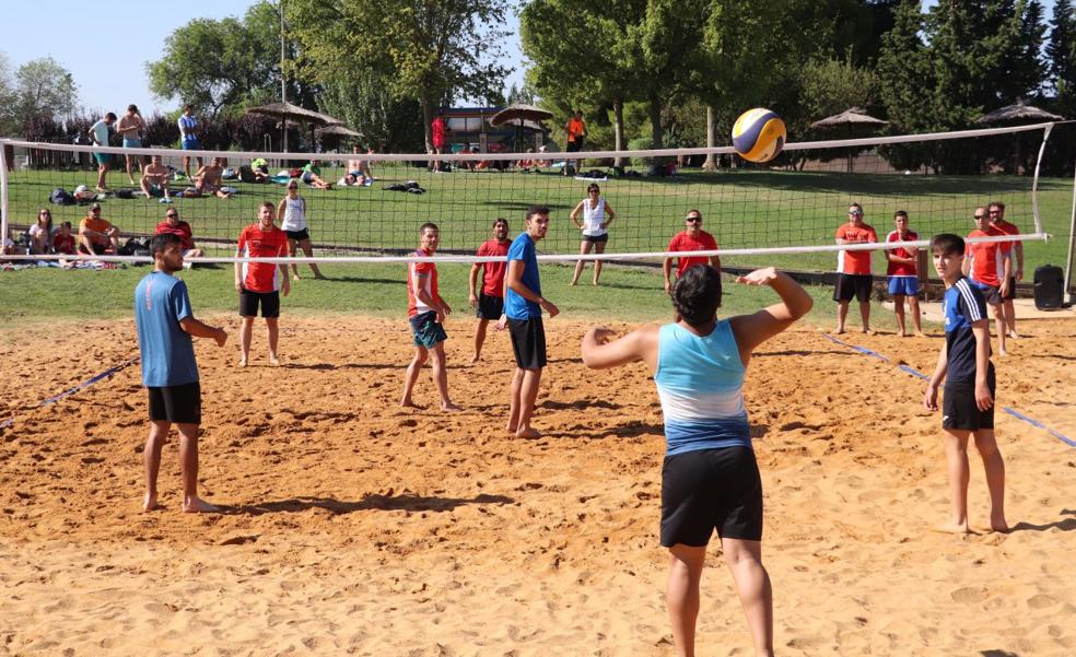 El XVII Torneo de Vóley Playa de Alfaro alimenta el ambiente prefestivo