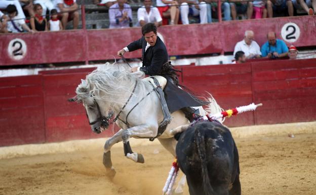 Sergio Domínguez corta dos orejas y sale a hombros en Bayona