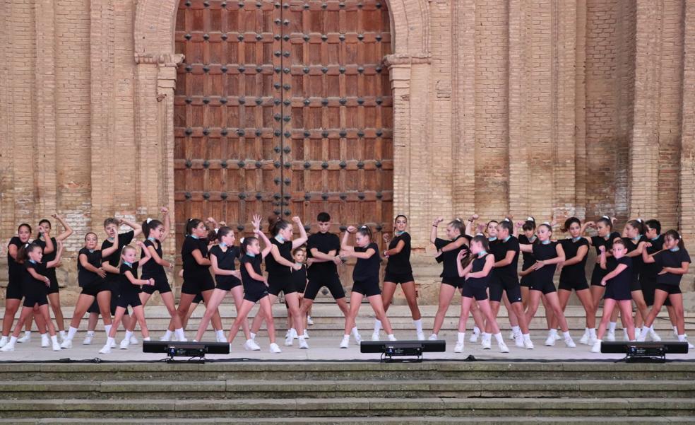 El embrujo de danza y música que hechiza en el Artencalle