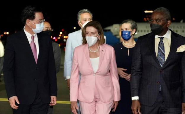 Pelosi desafía a China y aterriza en Taiwán