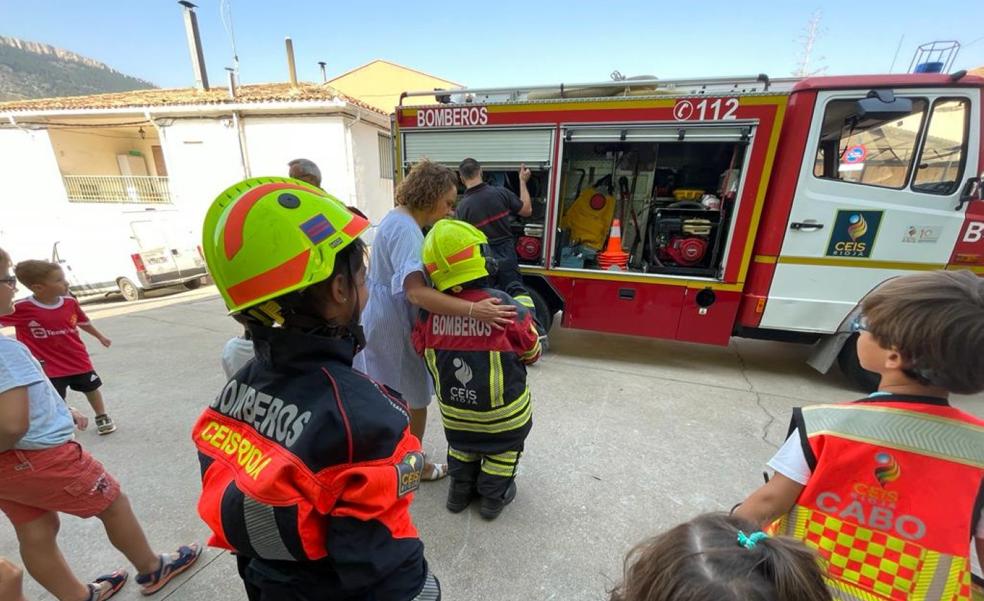 Los bomberos visitan la escuela de verano