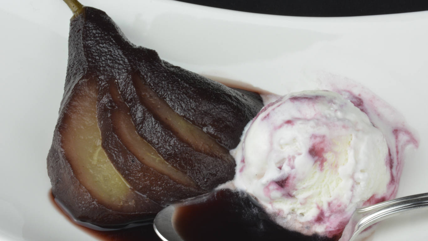 La receta de Javier Romero: peras al vino de Rioja y garbanzos con cordero