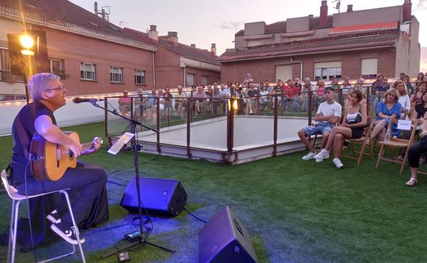 Pedro Guerra toca en el tejado de Villamediana