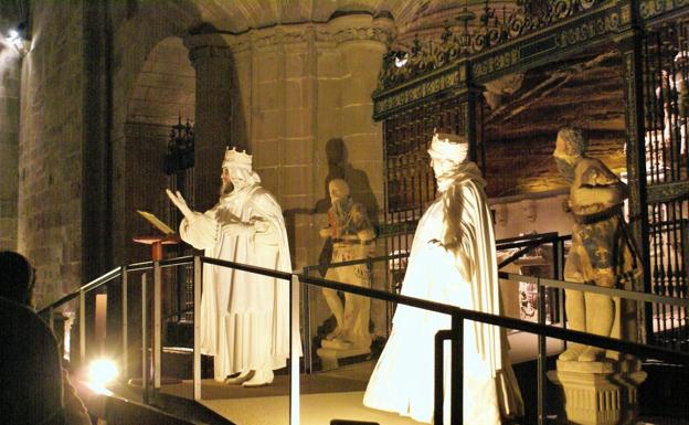 Santa María la Real recupera la magia de sus visitas nocturnas