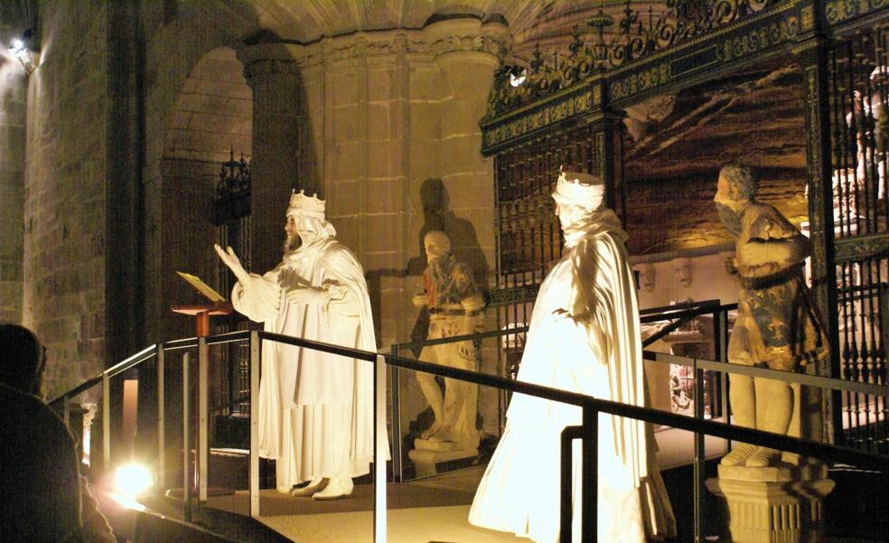 Santa María la Real recupera la magia de sus visitas nocturnas