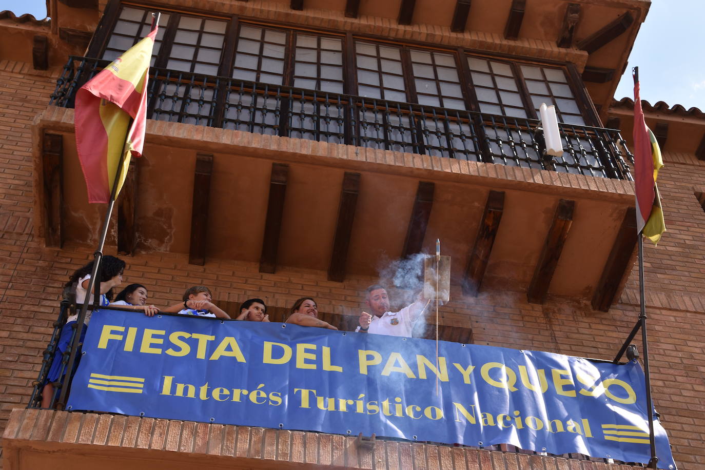 Quel inicia las fiestas con el cohete y pañuelos para niños y mayores