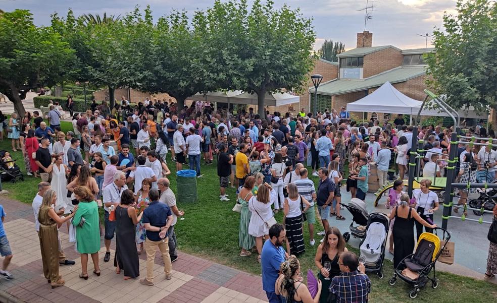 Más de mil personas disfrutan con brindis y bailes de la XI edición de Bodegas en la Calle