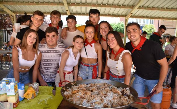 Las cuadrillas de Quel se reúnen para comer paella