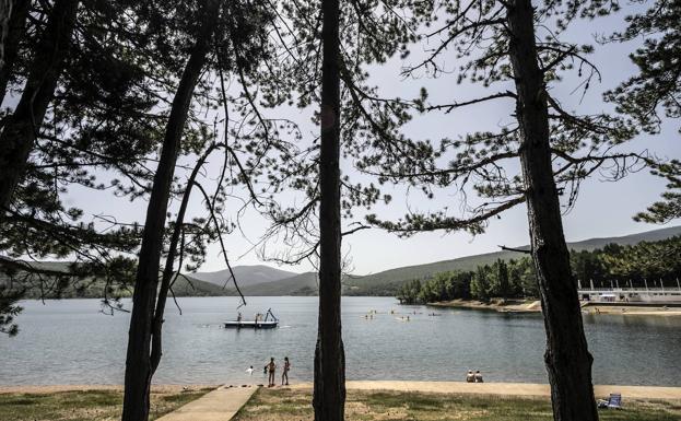 Un coche sin conductor arrolla a dos personas en el pantano González Lacasa