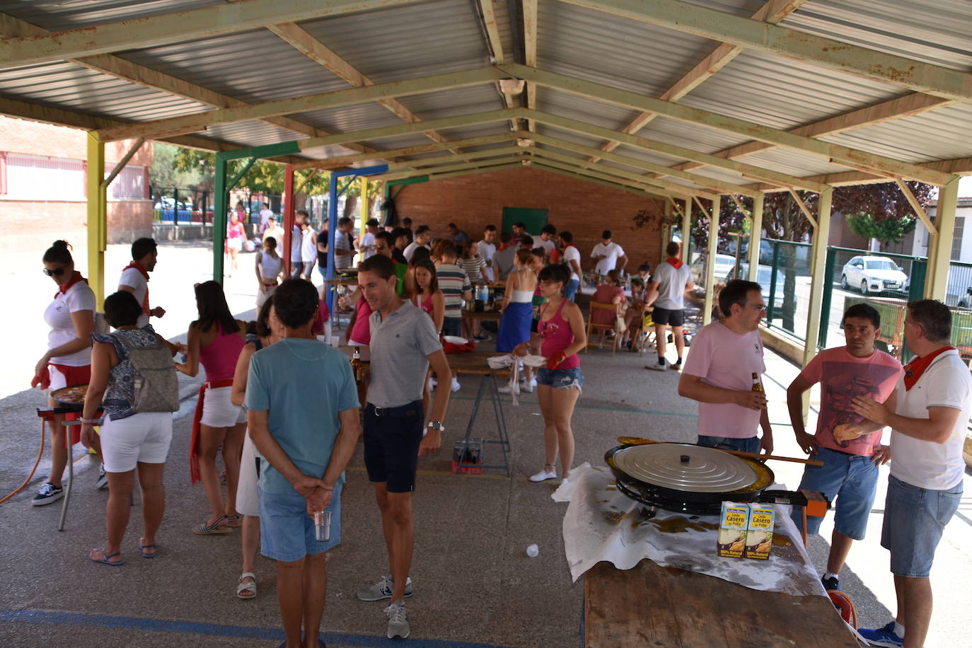 Las cuadrillas de Quel se reúnen para comer paella
