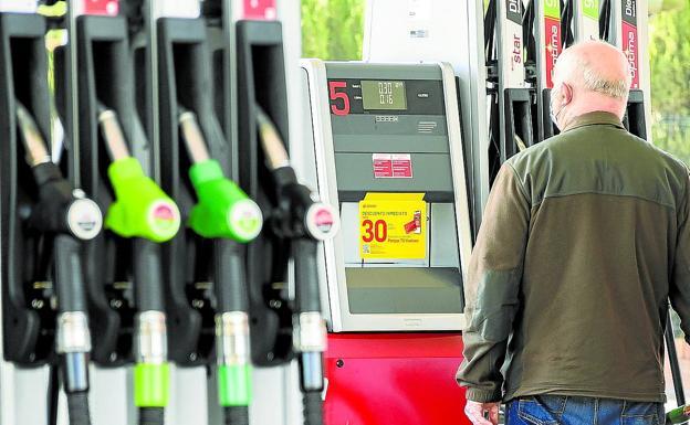 Los carburantes no bajan al ritmo del petróleo que ya está a un precio previo a la guerra