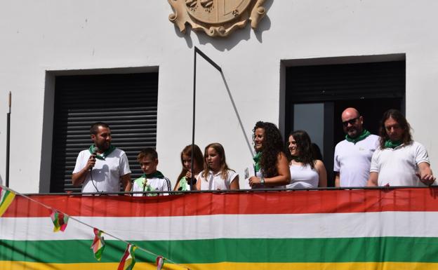 Alcanadre inicia sus fiestas con cohete, pañuelos y zurracapote