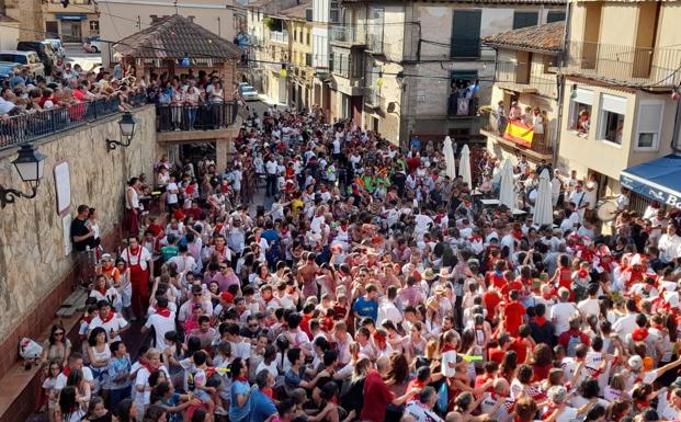 Las cuadrillas llenaron la Plaza de España en el inicio de las fiestas de Aguilar