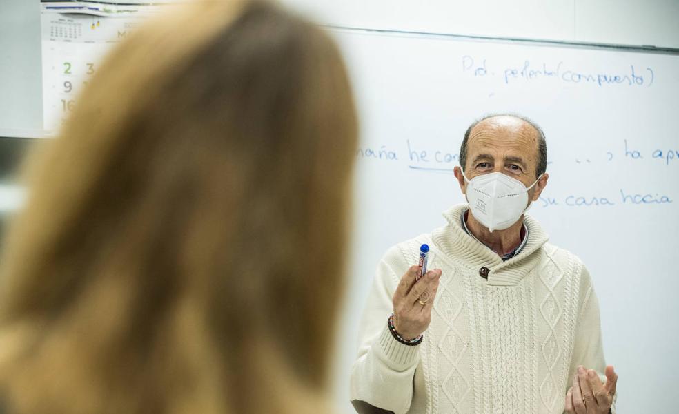 Enseñando español a vidas «destruidas»