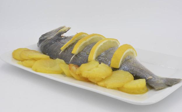 La receta de Javier Romero: dorada al limón con patatas