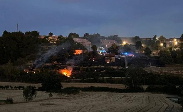 Un incendio de matorral acechó ayer por la noche el barrio de bodegas de Rodezno