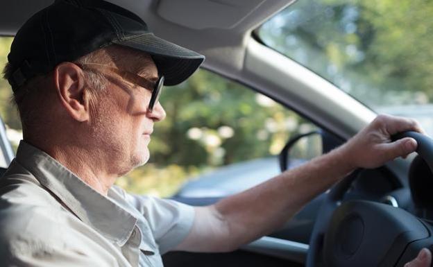 ¿Llevas gafas? Mira a ver qué pone en tu carnet de conducir, te arriesgas a una multa