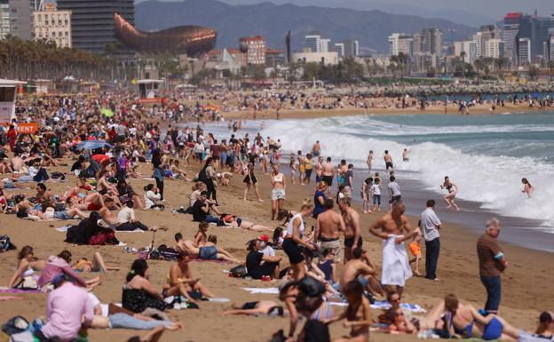 Cataluña anima a las mujeres a hacer topless para combatir la discriminación