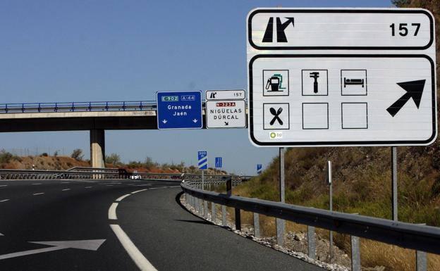 La señal de tráfico que indica si una gasolinera está próxima o no a la autovía