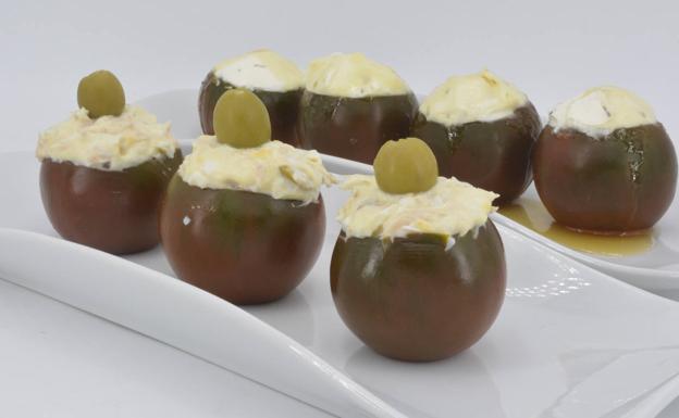 La receta de Javier Romero: tomates rellenos de queso