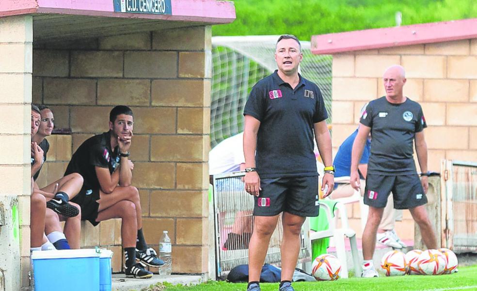 Raúl Llona cuenta con toda la plantilla disponible para el choque contra el Alcoyano