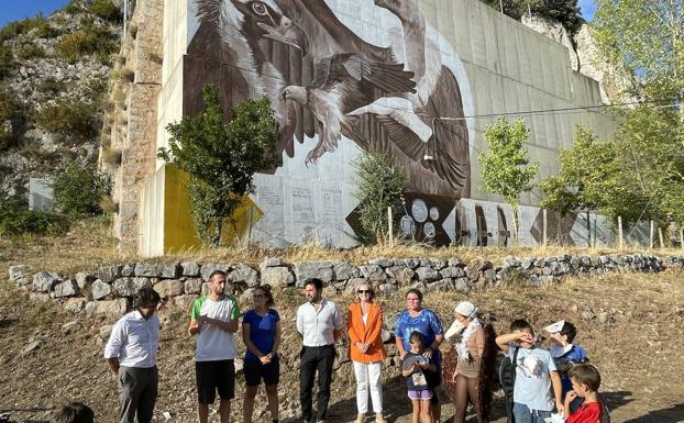 Nieva estrena un mural en el frontón dedicado a los buitres para integrarlo en el paisaje