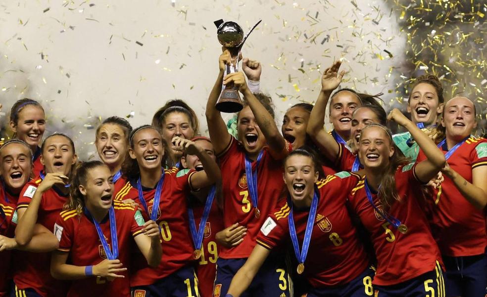 Ana Tejada levanta la copa del mundo para España