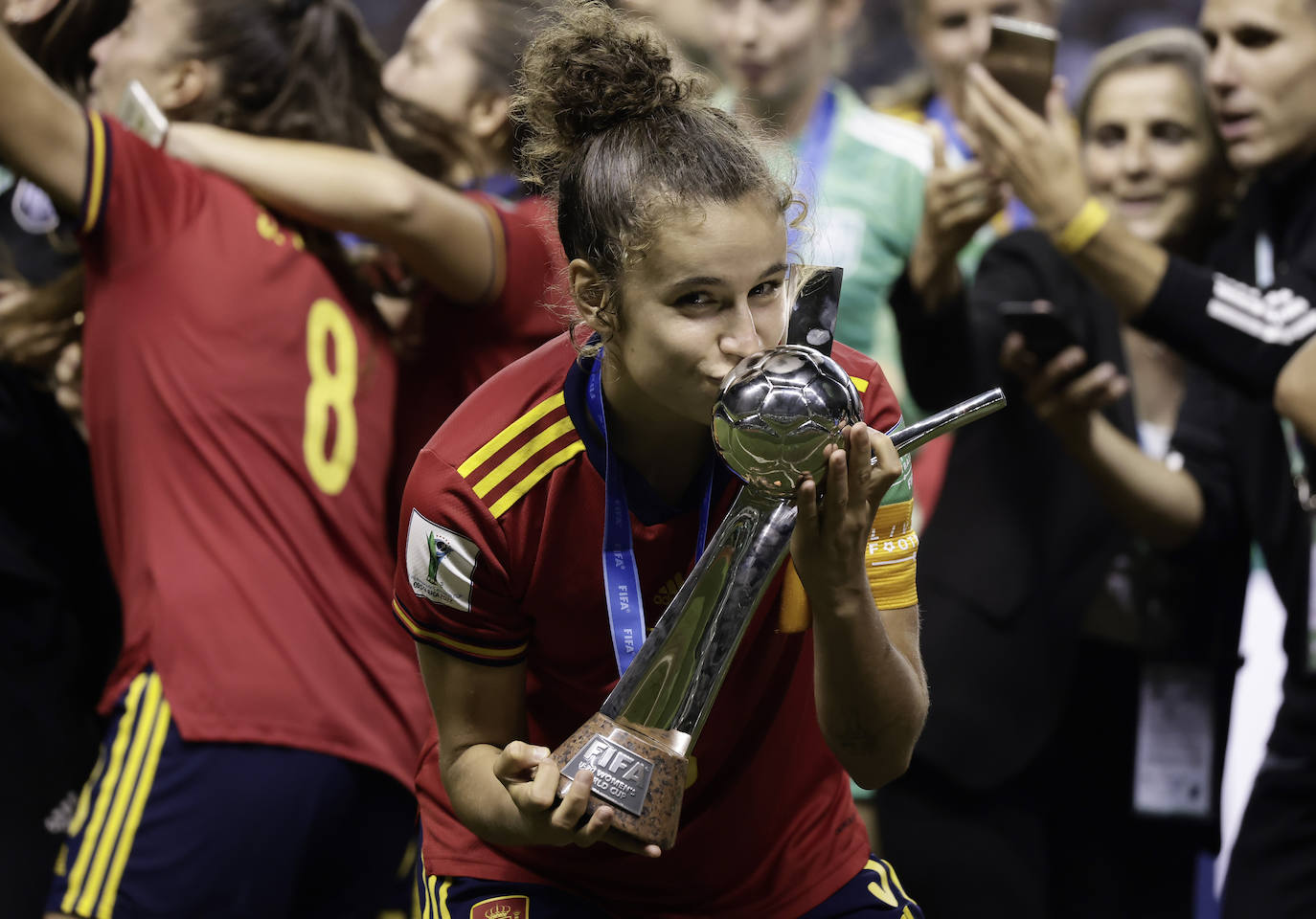 Ana Tejada entrega a Pedro Sánchez la camiseta de la selección