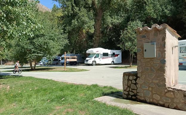 El PP de Ezcaray denuncia el coste del aparcamiento de autocaravanas