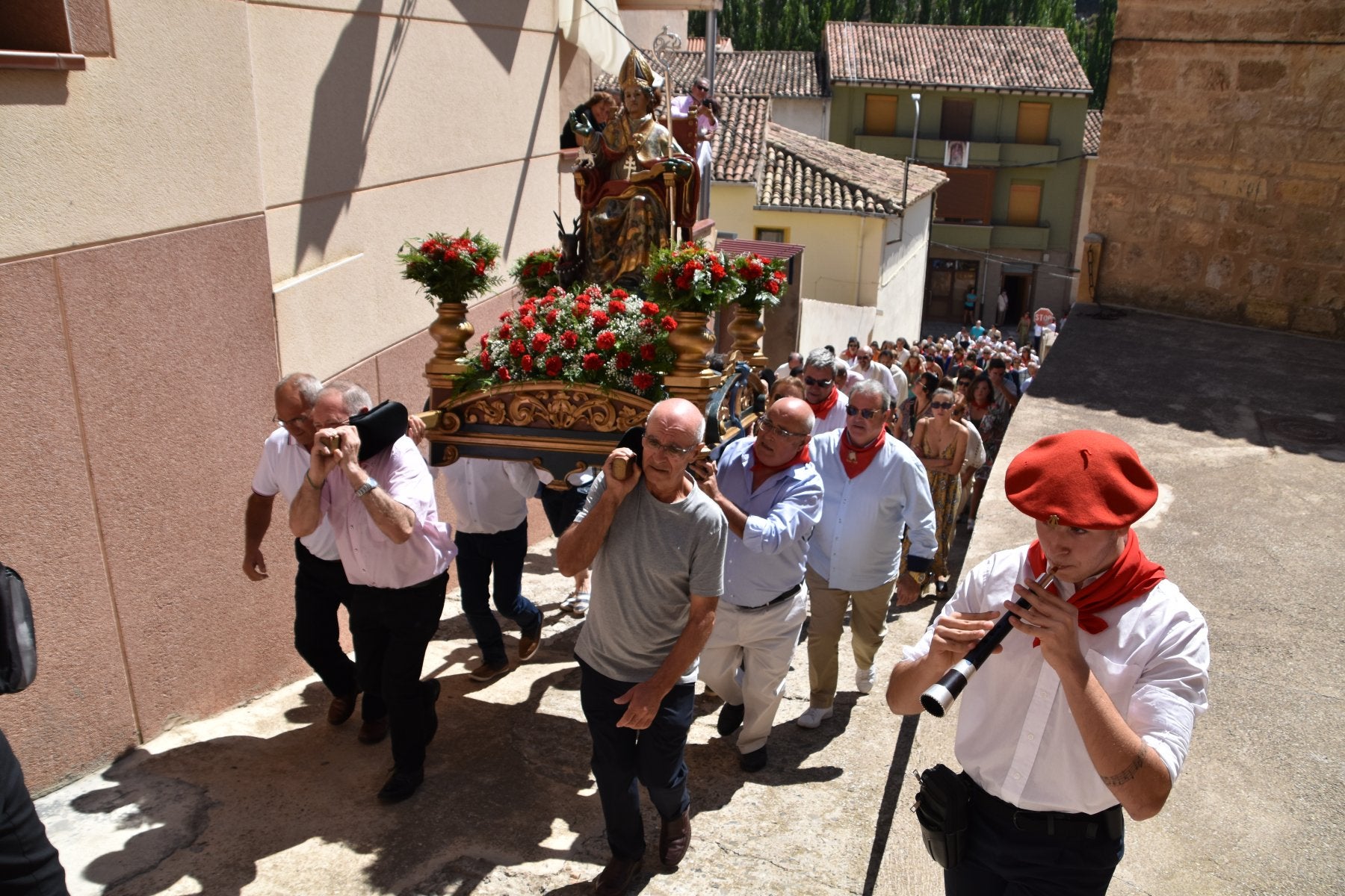 San Gil recorre las calles de Cervera al son de las 'pulgaretas'