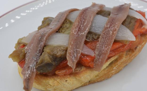 La receta de hoy de Javier Romero: tosta de escalivada con anchoas
