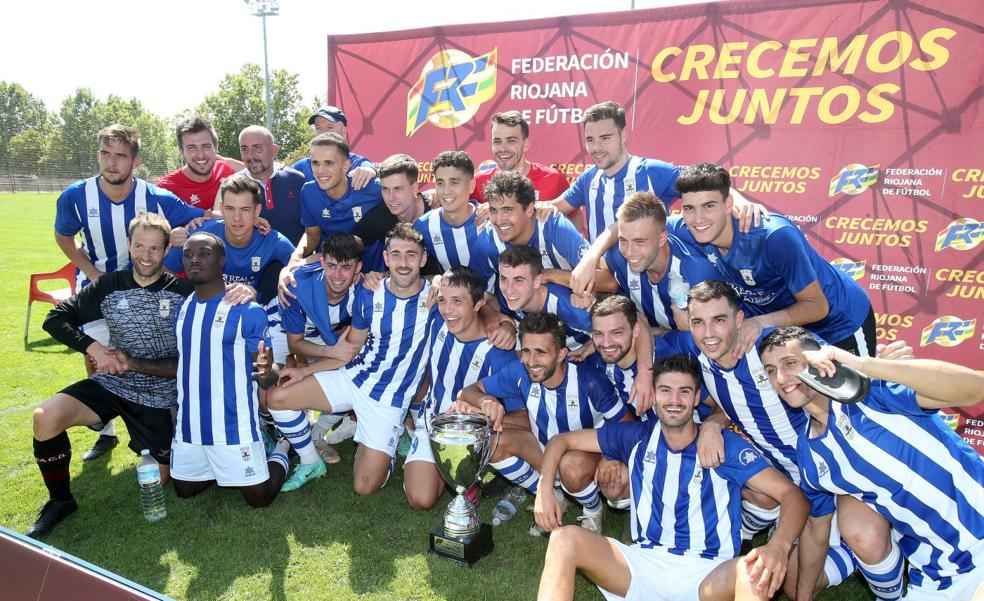 El Náxara levanta el trofeo de la Copa Federación