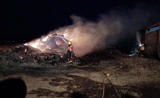 Incendio en un pabellón de almacenaje de paja y corral de ovejas en San Torcuato