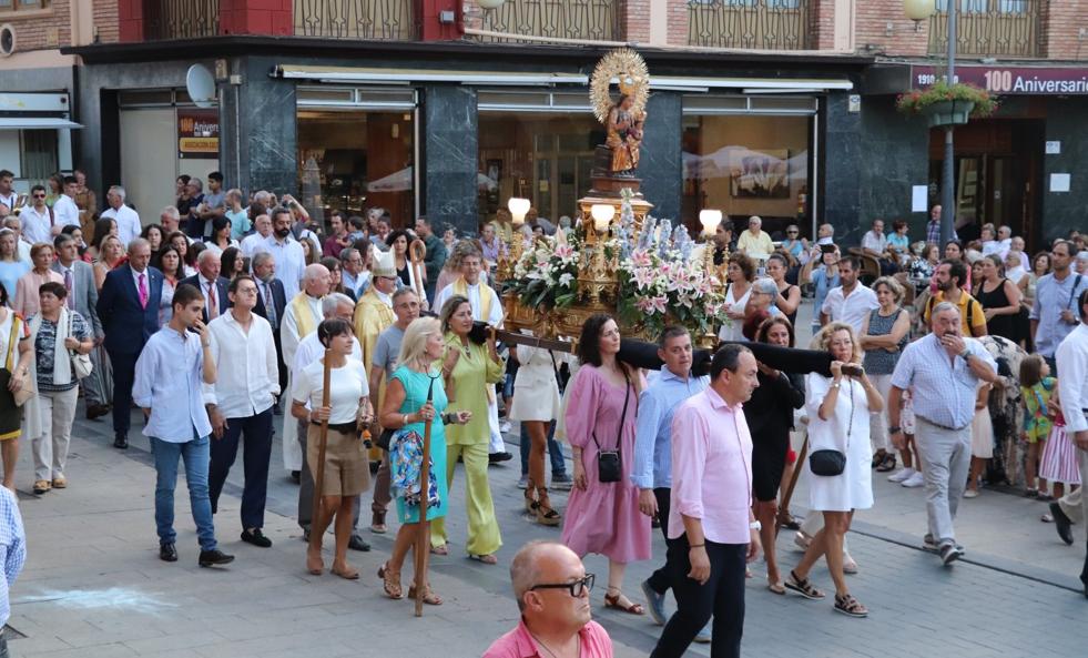 Manto de flores y cánticos para la patrona