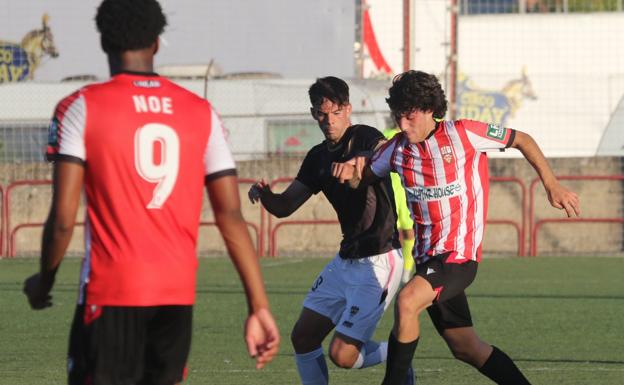 Villos da la victoria a la UDL B en el último suspiro del derbi