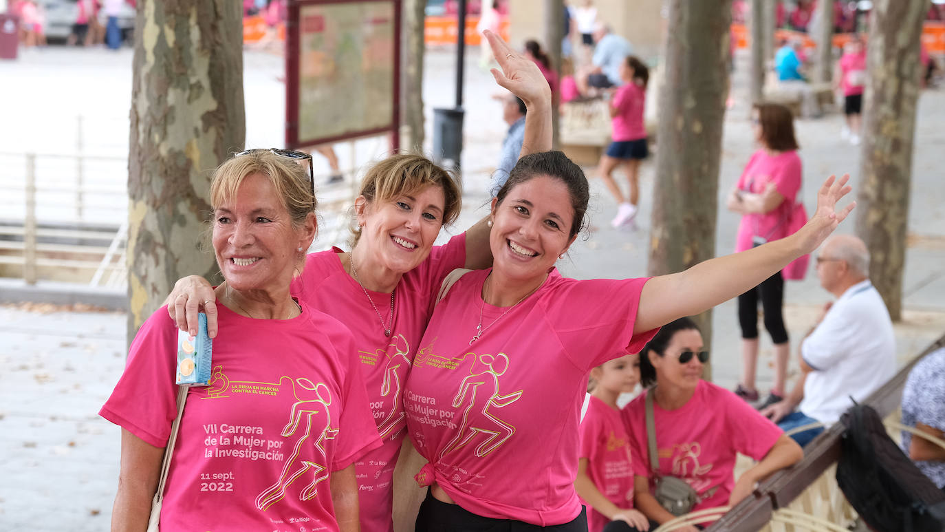 El ambiente, los saludos y las fotos en la Carrera de la Mujer en Logroño