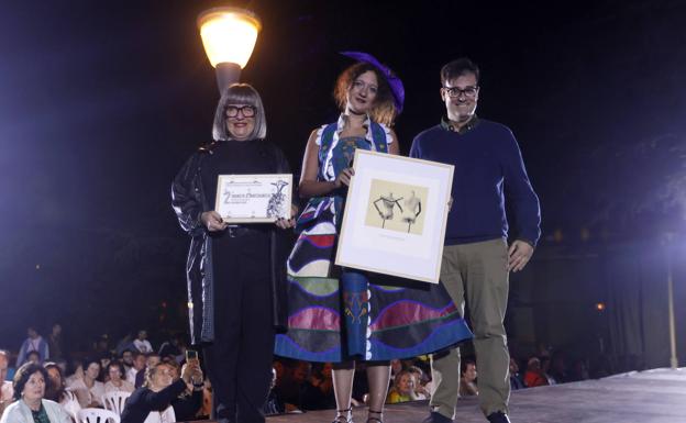 'Dioro Baco': nuevo premio de la calagurritana Cristina García en el concurso de vestidos de papel de Güeñes