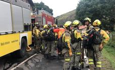 Los bomberos trabajan en el incendio de Azárrulla