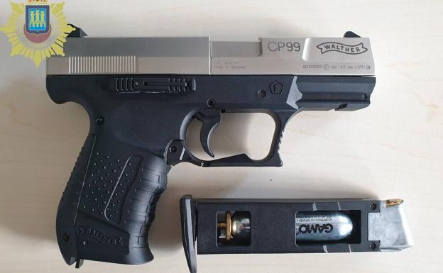 Multado por amenazar con una pistola a los clientes de un bar de Logroño