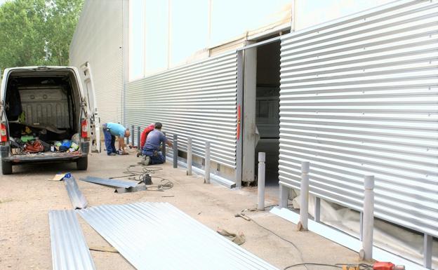 Comienza el cerramiento metálico del pabellón de usos múltiples de Nájera