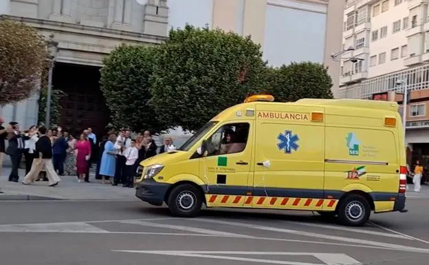 Utilizan una ambulancia para llevar a los novios de una boda en Badajoz