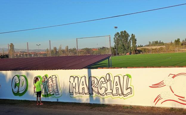 Lardero estrena césped en el campo de fútbol