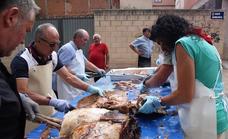 Exaltación del cerdo y actividad infantil en Baños de Río Tobía